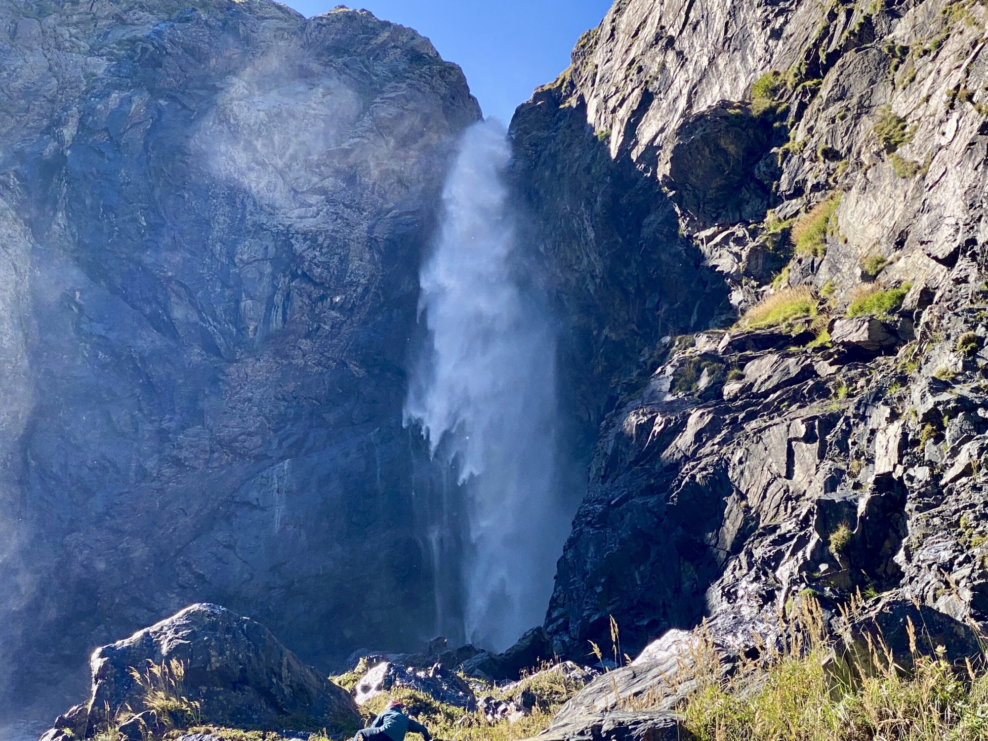 Водопад в скалах